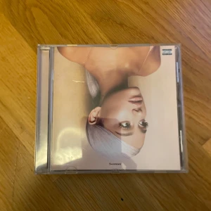 Ariana Grande CD - Sweetner cd 💿 knappast använd! Köp bundle med de andra skivorna i min profil 🩷🩷