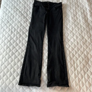Low waist bootcut jeans! - Säljer dessa slutsålda svarta jeans från Only. Ett håll vid inre benet och lite slitna vid hälarna, kom priv för bilder! SÄLJER ÄVEN PÅ VINTED DÅ ÄR FRAKTEN BILLIGARE: marrydiim