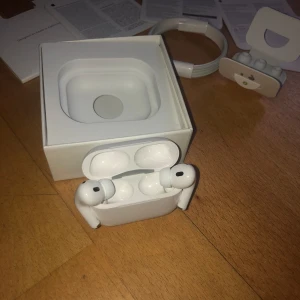 Vita Hörlurar  - Säljer hörlurar (andra generationen) i nyskick. Aktiv brusreducering, transparensläge och bra ljudkvalitet. Kommer med laddningsfodral och kabel. Perfekta för musik och samtal. Kontakta mig för mer info!