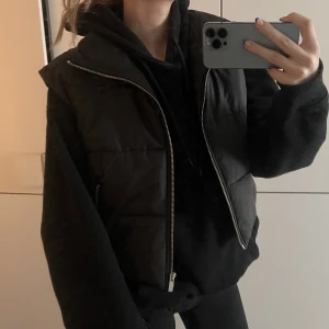 Väst - Snygg lite croppad väst från zara! PERFEKT till våren!! 🌸🌷🥰