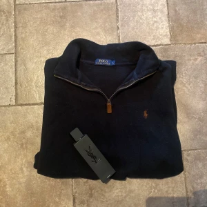 Ralph Lauren Quarter Zip Large - Polo Ralph Lauren Quarter/Half Zip i fint skick. Storlek Large.