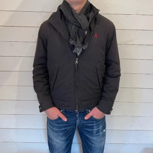 Ralph Lauren jacka  - Fodrad jacka från Ralph Lauren - Storlek : S - Jackan är i ett fint skick utan defekter - Nypris : 3699 sek - Vårat pris : 699 sek - Modellen på bilden är 180 cm och väger 75 kg 