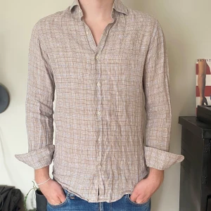 Linne skjorta  - Rutig linne skjorta från massimo dutti i storlek s, han på bilden är 182.