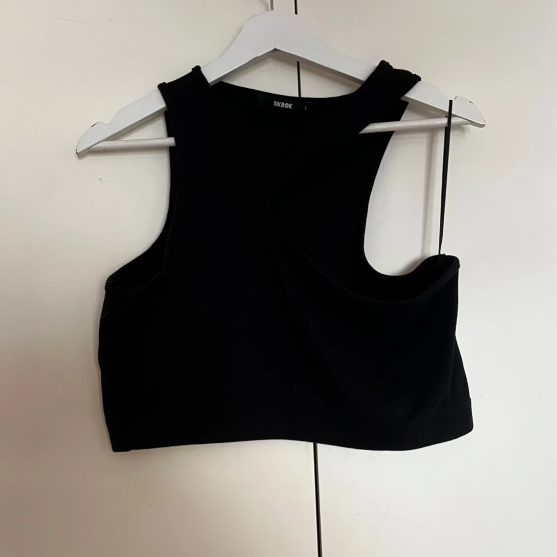 Svart croppad linnetopp från Bik Bok