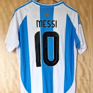 Lionel Messi fotbollströja Argentina 2024 - Lionel Messi ArgentinarepIika fotbollströja 2024. Helt ny.  Storlek: Large