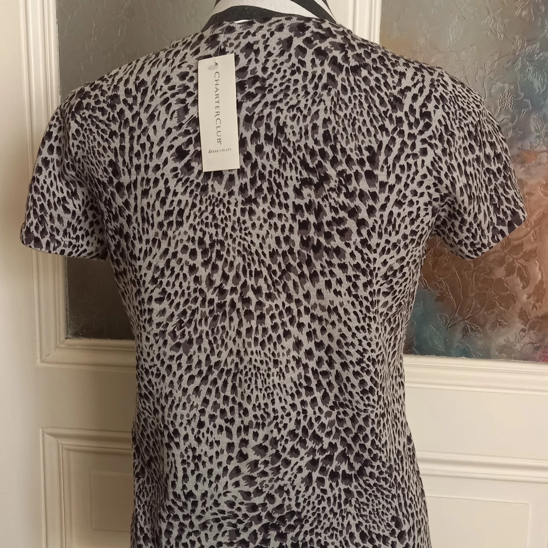 Gråsvart leopardmönstrad t-shirt från Charter Club - 1