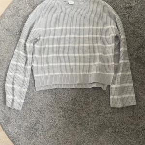 Gråvit randig stickad tröja från Kappahl - Säljer en stickad tröja från Kappahl i storlek 158/164💓 Ny skick och knappt använd. Nypris är 350kr