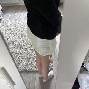 Kjol - Vit tyg kjol från okänt märke (bortklippt lapp) i storlek M