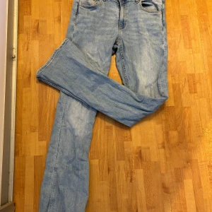 Ljusblå bootcut jeans - Säljer ett par ljusblå jeans med bootcut passform. Klassisk femficksmodell och normalhög midja. Perfekta till dig som gillar en avslappnad men ändå trendig stil.