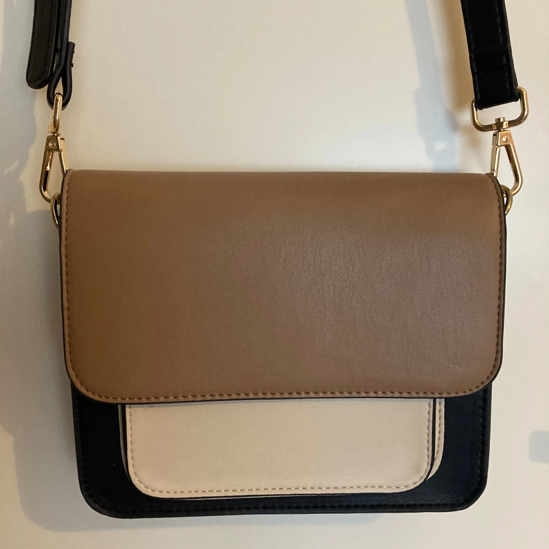 Beige och svart axelväska 