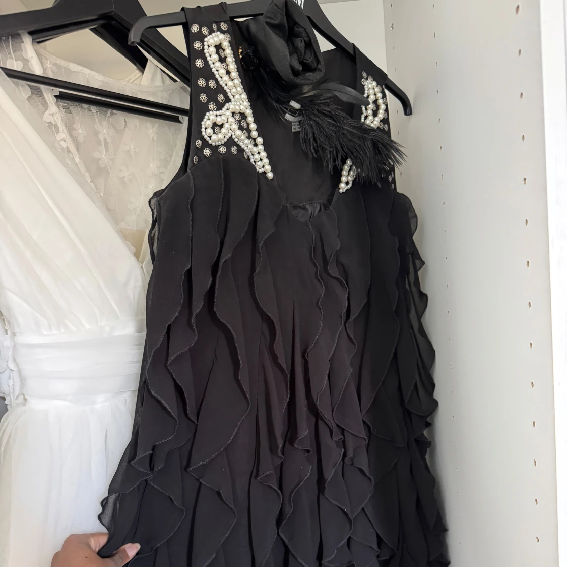 Svart festklänning med pärlor och fjädrar