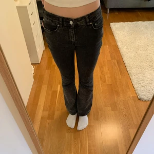 Low petite bootcut jeans Gina Tricot - Säljer ett par low waist svarta bootcut jeans ifrån Gina Tricot. Nypris 499,95kr. Säljer för 250kr. Inga defekter😊Säljer pga att de tyvärr är för korta för mig. Byxorna är i petite dvs deras kortare stl.