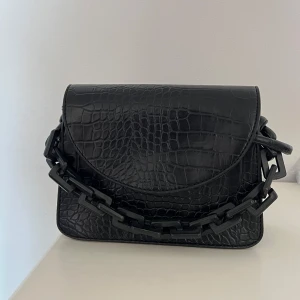 Svart axelremsväska  - Använd få gånger och är i mycket bra skick