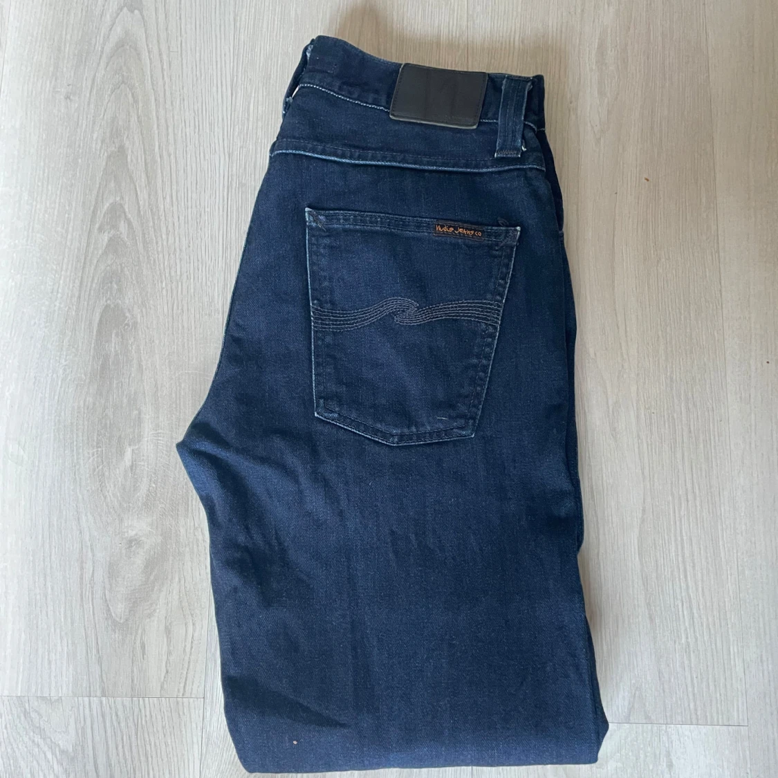 Mörkblå jeansbyxor från Nudie Jeans