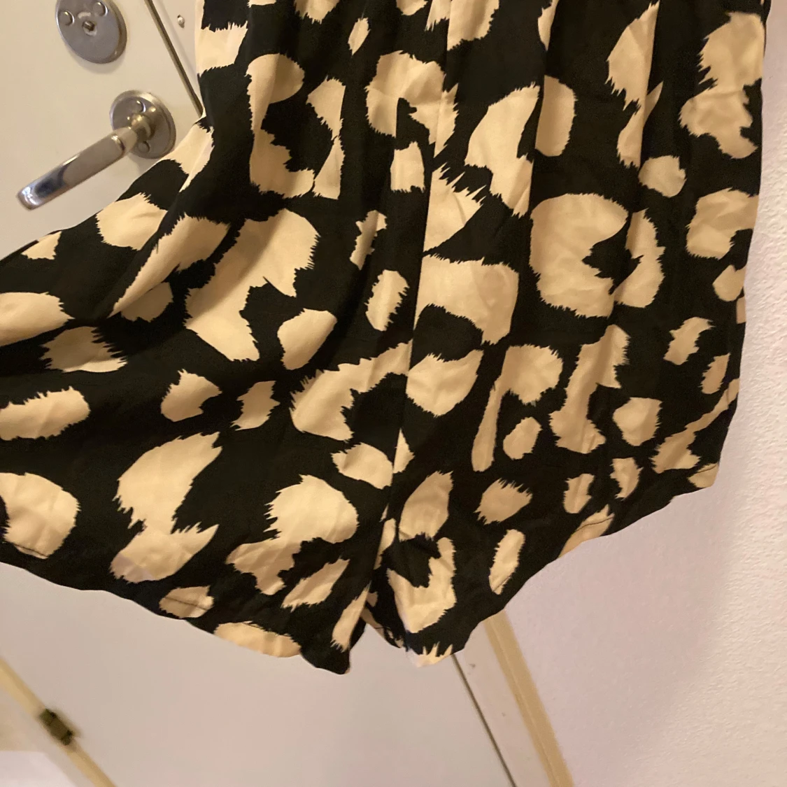 Svart och beige leopardmönstrad kort byxdress stl S - 4