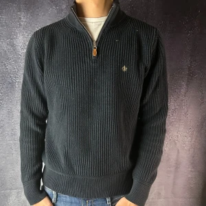 Morris halfzip - Morris halfzip. Storleken är M, modellen på bilden är 186 cm 73kg. Skicket är 9/10 🙌