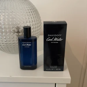 Davidoff Cool Water Intense 125ml - Davidoff Cool Water Intense Eau de Parfum i en stilren, djupblå glasflaska på 125 ml. Doften har fräscha citrusnoter av grön mandarin och levereras i en matchande mörkblå kartong. Perfekt för dig som gillar fräscha och intensiva parfymer. Skulle gissa på att det är 120ml kvar