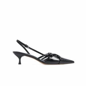 Svarta klackar med spetsig tå  - Svarta klackar från NA-KD med spetsig tå och låg klack. Aldrig använda så de är i nyskick & storlek 38. nypris är 699kr💓