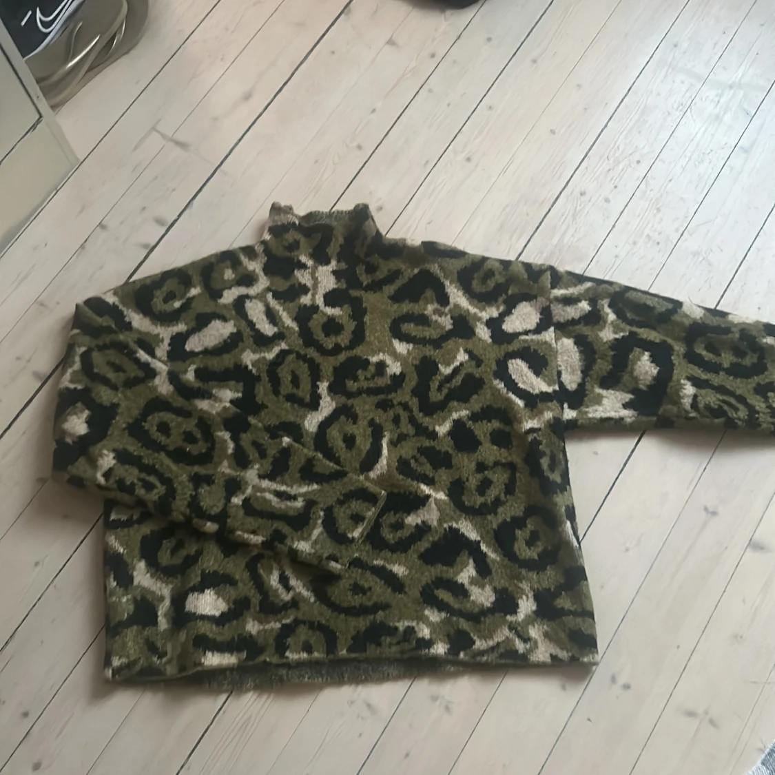 Grön leopardmönstrad polotröja - 1