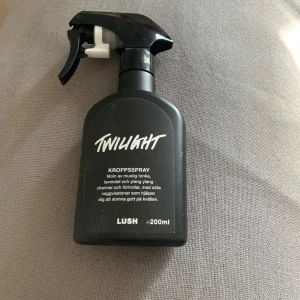 Lush Twilight kroppsspray 200ml - Twilight kroppsspray från Lush med doft av mustig tonka, lavendel och ylang ylang. Kommer i en svart plastflaska med spraymunstycke och rymmer 200 ml. Perfekt för dig som gillar söta och lugnande dofter.