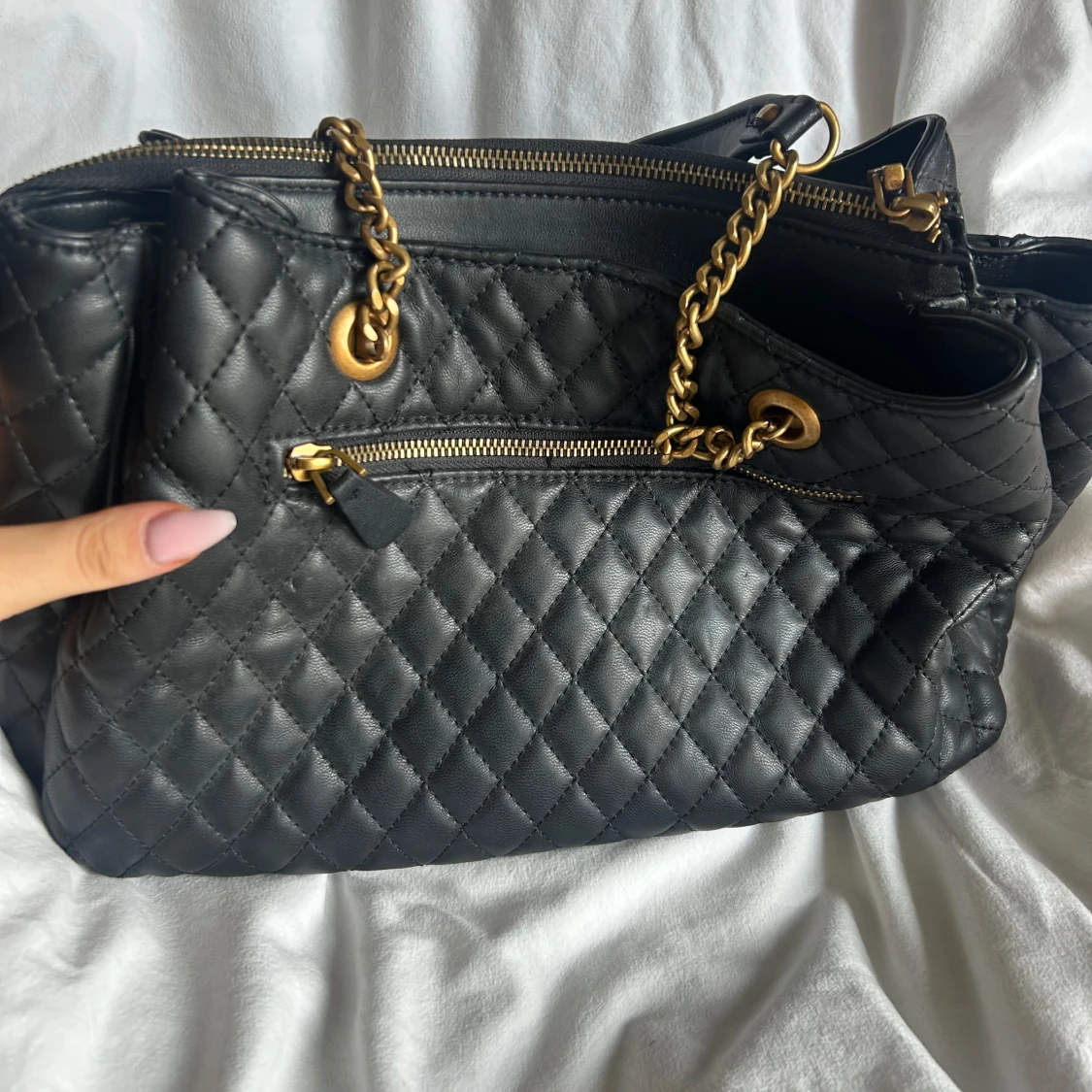 Svart quiltad handväska från Guess - 2