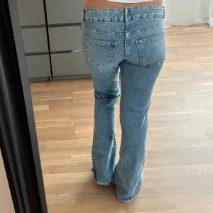 Jeans - As snygga ljusblå bootcut jeans från gina tricot. Köpte för cirka 2år sedan men har tyvärr ej kommit till användning💞