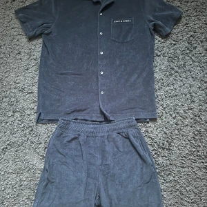 Mörkblått frottéset från Lyle & Scott - Kortärmad skjorta och shorts i mörkblå frotté från Lyle & Scott i nyskick. Storlek small och passar S/M. Endast använt en gång så finns inga tecken på användning. Inhandlat för 1750 kr och inte kommit till användning pga för stor garderob.