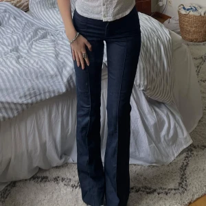 Lågmidjade kostymbyxor zara - Snygga utsvängda kostymbyxor från zara 💙