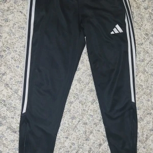 Adidas byxor svarta - Säljer mina Adidas byxor. Har bara använt 3 gånger dom är äkta. Man kan använda dom när man för fotboll o vad du vill.