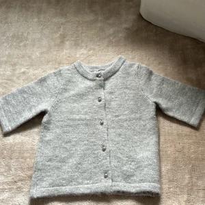 Grå stickad kofta från Gina Tricot - Grå stickad tröja från gina tricot young! Den är använd väldigt få gånger och är i mycket bra skick! Pris kan diskuteras! Nypris cirka 300kr
