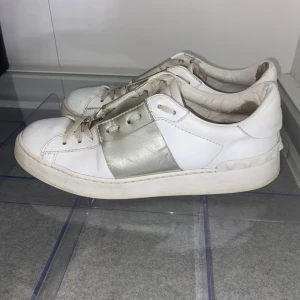 Valentino Garavani Skor - Säljer dessa sjukt snygga valentino skor med silvrig detalj. Storlek 40. Självklart äkta. Köpta här på Plick. Först till kvarn!