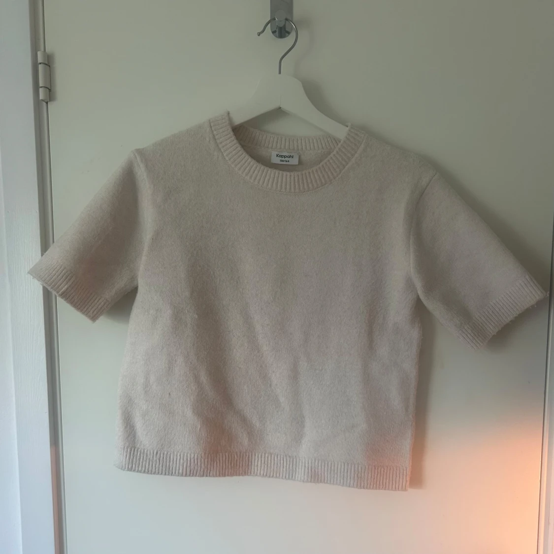 Beige stickad tröja från Kappahl