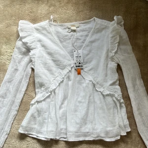 Vit sommarblus från gina tricot young - Säljer denna helt oanvända vita toppen från gina tricot young! Toppen är i mycket bra skick! De är bara att höra av sig om man undrar något och pris kan diskuteras! Ny pris cirka 300kr