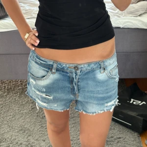 Lågmidjade jeansshorts från Amisu - Snygga blå jeansshorts från Amisu i storlek 38. Bra skick💕