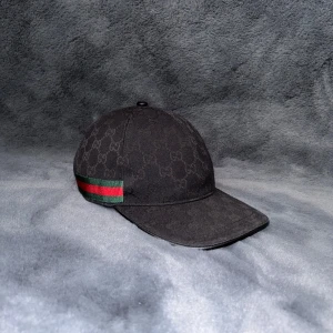 Gucci keps  - Säljer en oanvänd Gucci keps i färgen svart i storlek M. Om du skulle vara intresserad eller några frågor så är det bara och skriva😃.