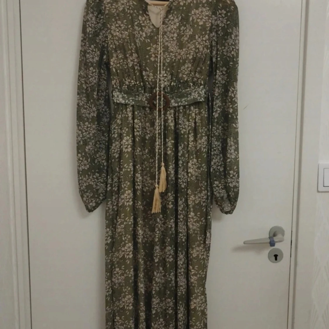 Grön blommig långklänning med bälte