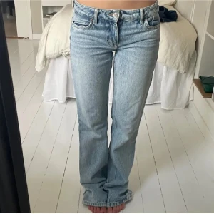  ljusblå jeans från zara🥰 - Ljusblå lågmidjade jeans ifrån zara - straight fit