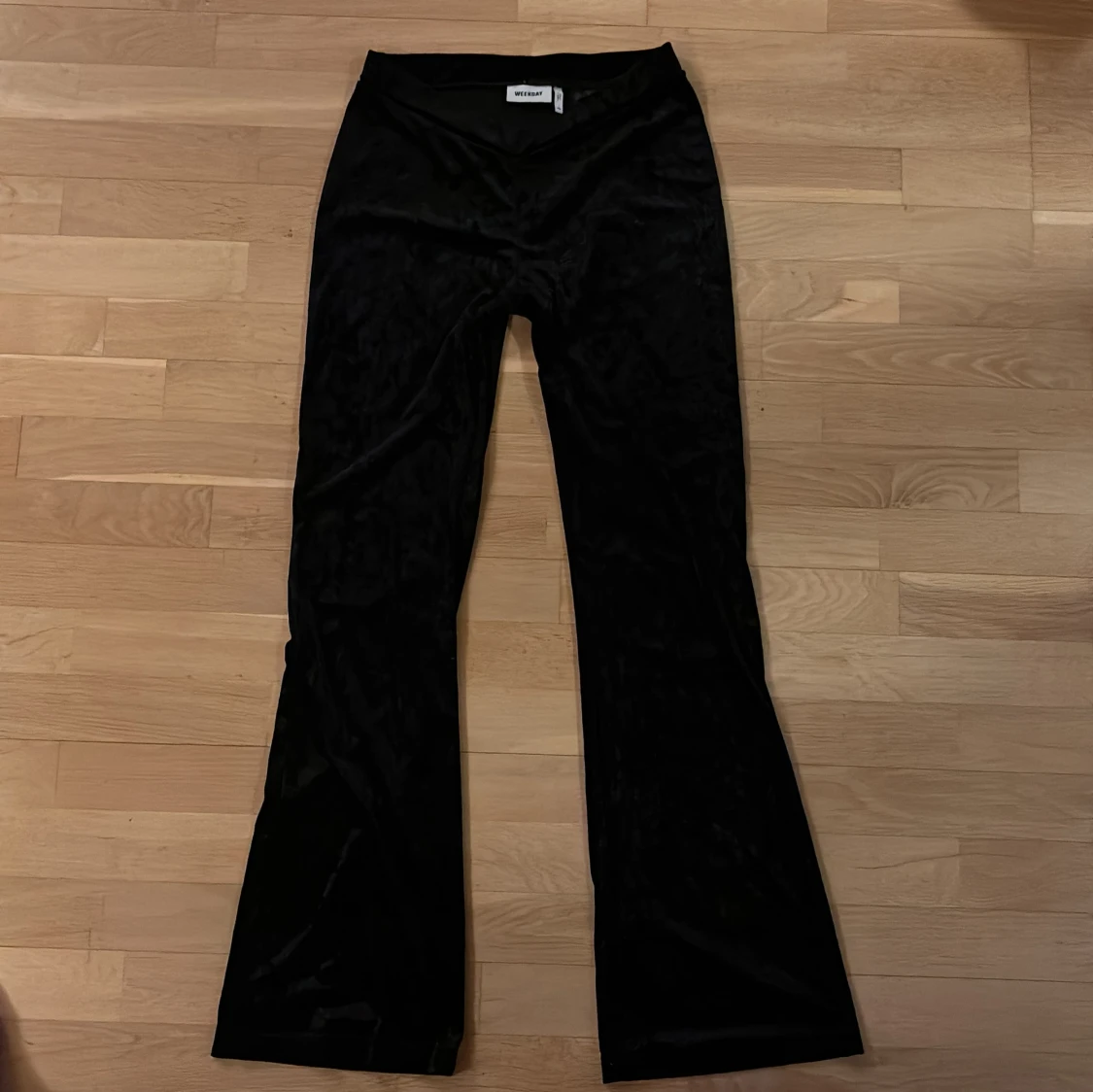 Svarta bootcutbyxor från Weekday
