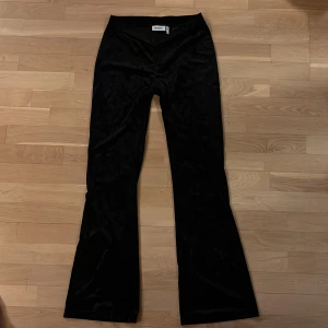 Svarta bootcutbyxor från Weekday - Nyskick, knappt använda!!