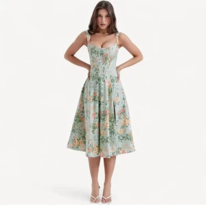 House of CB floral dress - Superfin klänning i ljusgrönt med blommigt mönster i rosa blommor och grönt. Den har en lätt v-ringning, breda axelband och en utsvängd kjol med slits. Perfekt för sommarens alla tillfällen!💗💗