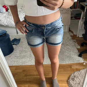 Blå jeansshorts med låg midja - Sparsamt använda, super söta low Rise jeans shorts som man lätt kan styla❣️