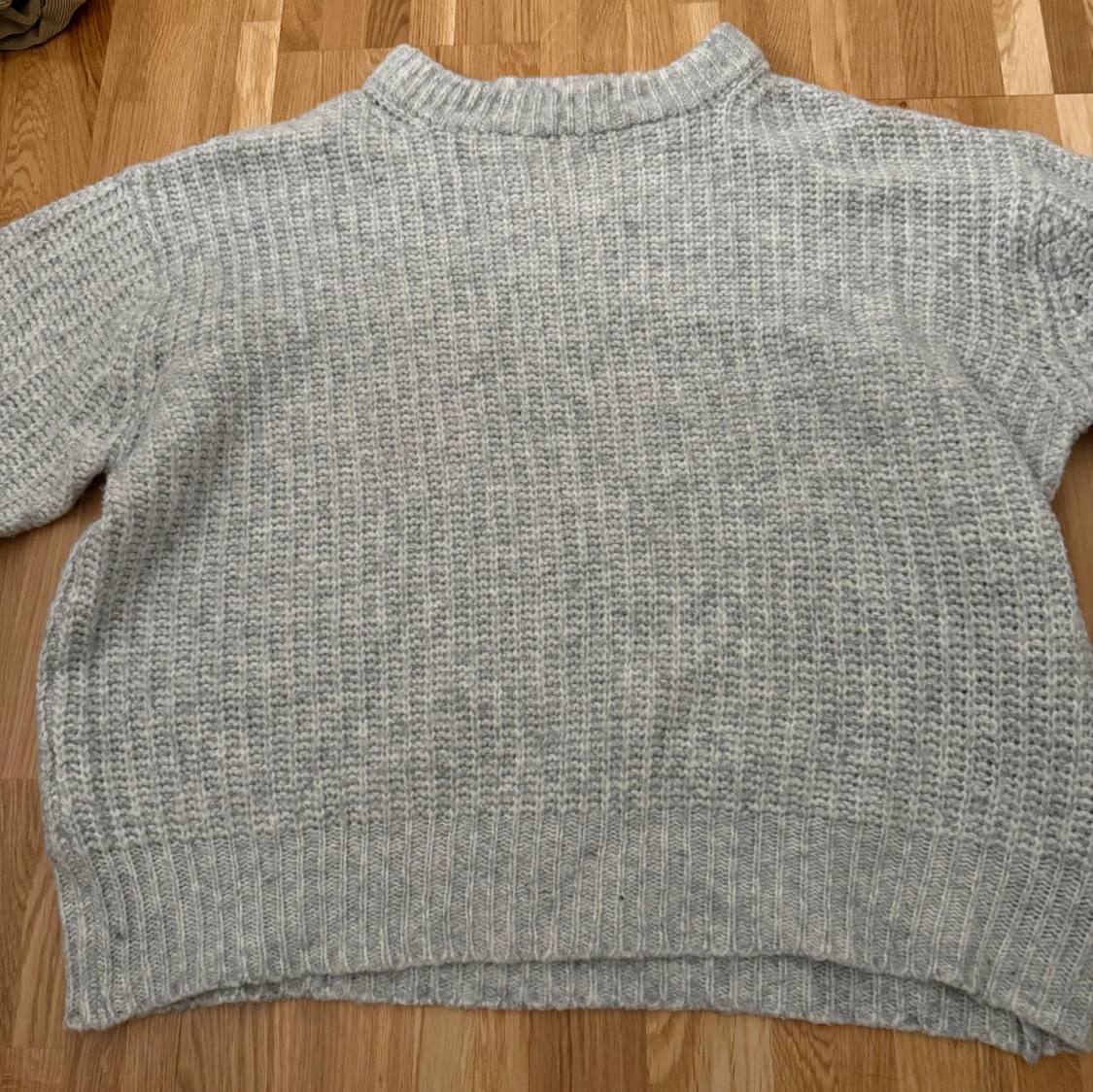 Grå stickad tröja