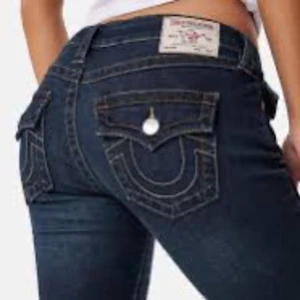 Mörkblå bootcut jeans True Religion - SÖKER‼️SÖKER MÖRKBLÅ TRUE RELIGION JEANS I MODELL JOEY💕 hör av er till mig om ni har.