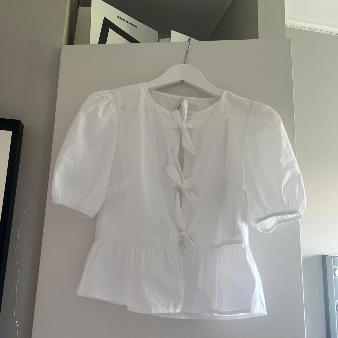 Vit blus med knyt och volang