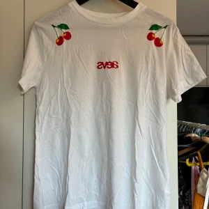 Vit t-shirt från Svea - Använd vid enstaka tillfälle 