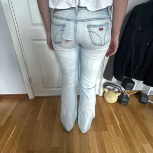 FORNARINA JEANS - Säljer ett par ljusblå fornarina jeans med bootcut passform. Storlek S, skulle säga 36-38! Lite slitna men då de är köpa vintage. Annars väldigt fina och bra skick. 