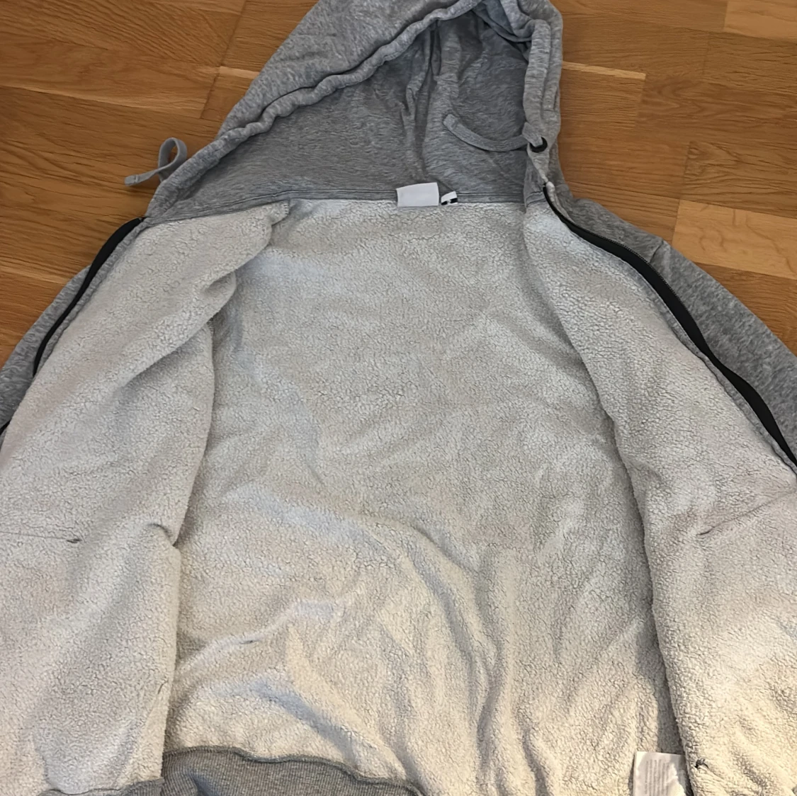 Grå hoodie med dragkedja från Andy - 1