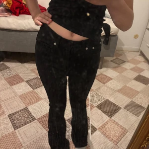 Svarta jeans - Säljer ett par svarta jeans från 157 i modellen Snake Flare. Byxorna har en bootcut design och klassisk femficksdesign. Snygg passform med midja som sitter perfekt och stretchigt material för extra komfort. Perfekta för dig som gillar trendiga flare-jeans. Strlk S men passar även mig som har strlk Xs. Inga defekter alls! 💕 