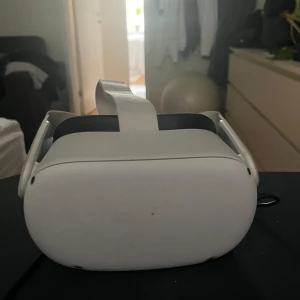 Oculus Meta Quest 2 VR headset - Hej. Jag säljer mitt vr headset då jag inte har användning för den. Den funkar helt fläckfritt men har lite smuts på banden som man lätt kan tvätta bort.