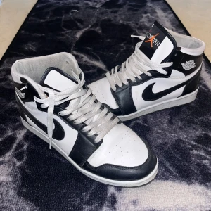 Air jordan 1unisex - Snygga jordan 1 från N&M Shoes i storlek 42. passar 40-42Skorna har klassisk snörning, vit sula och svart swoosh-detalj på sidan. Perfekt för dig som gillar streetstyle och vill sticka ut med en stilren look.